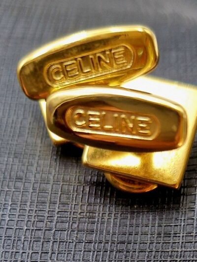 Vue arrière de boutons de manchette Céline, fermoirs gravés.