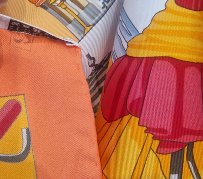 Foulard Hermès Charmes des plages normandes par Loic Dubigeon 1999 Etat neuf – Image 8