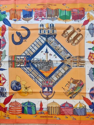 vue complète du carré hermès Charme des plages normandes-vue d'ensemble sur fond orangeavec cabines de plage rayées et jetée centraale