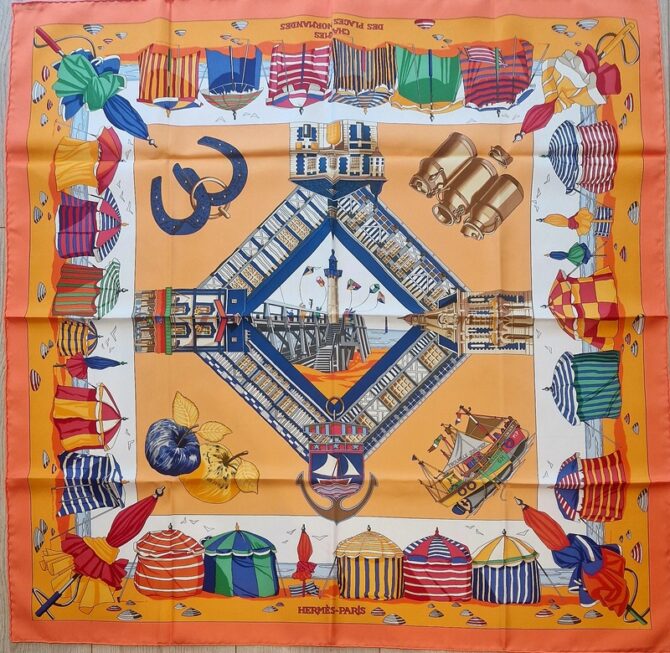 vue complète du carré hermès Charme des plages normandes-vue d'ensemble sur fond orangeavec cabines de plage rayées et jetée centraale