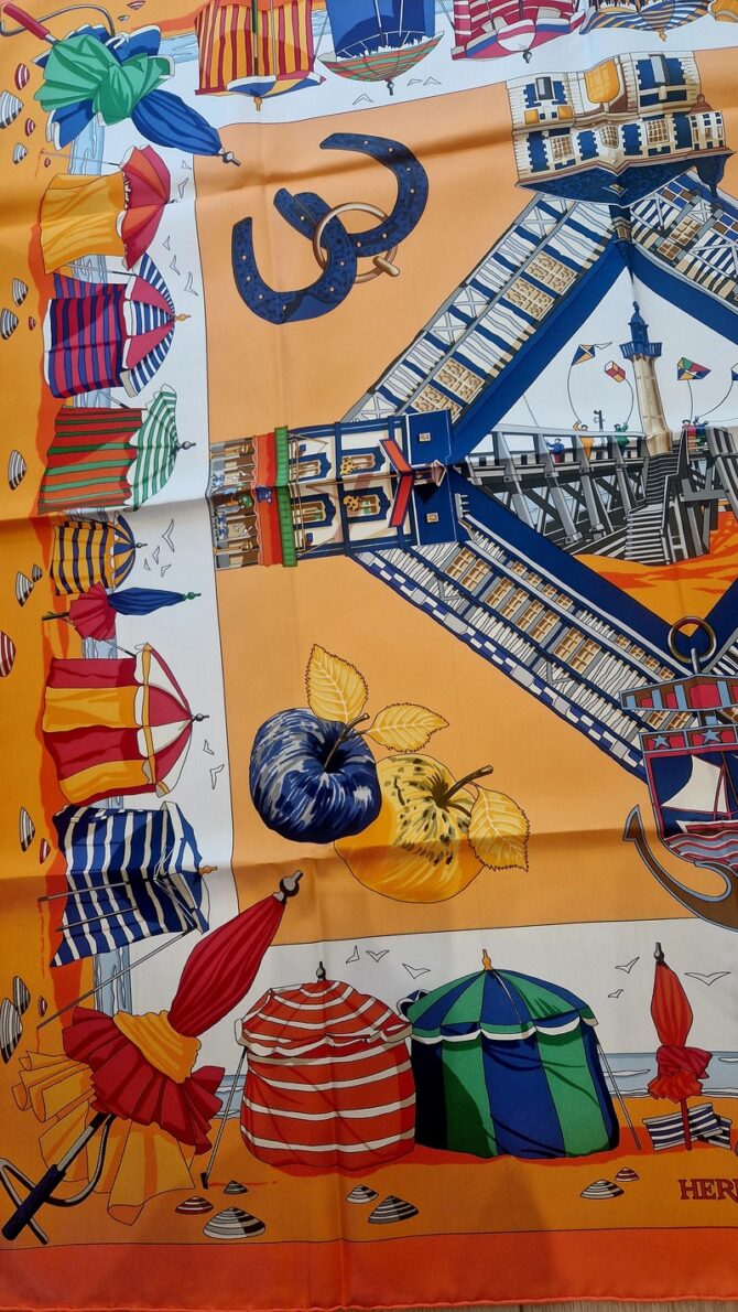 Foulard Hermès Charmes des plages normandes par Loic Dubigeon 1999 Etat neuf – Image 11