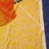 drap de bain Hermès représentant les parasols de deauville - signature sur la bordure bleue