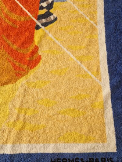 drap de bain Hermès représentant les parasols de deauville - signature sur la bordure bleue