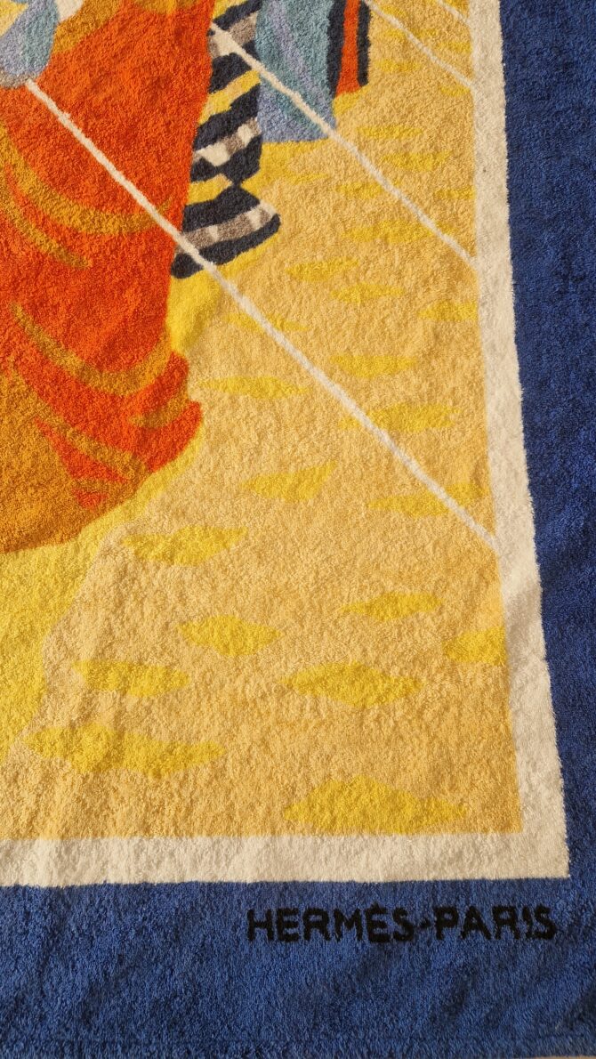 drap de bain Hermès représentant les parasols de deauville - signature sur la bordure bleue