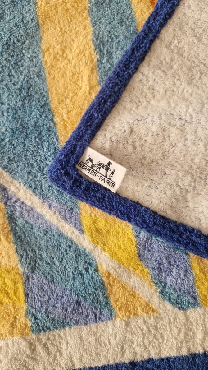 drap de bain Hermès représentant les parasols de deauville - étiquette intérieure