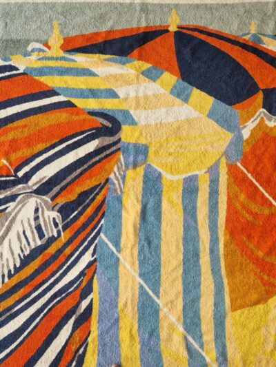 drap de bain Hermès représentant les parasols de deauville - vue complète