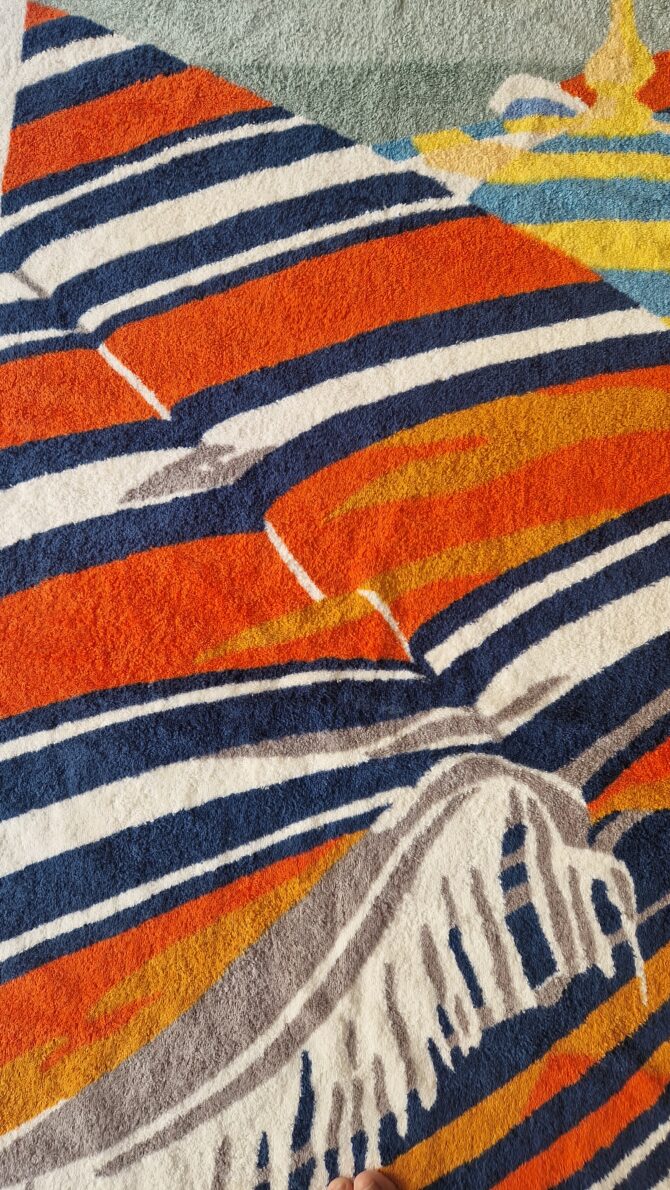 drap de bain Hermès représentant les parasols de deauville - zoom sur un parasol rayé bleu et orange