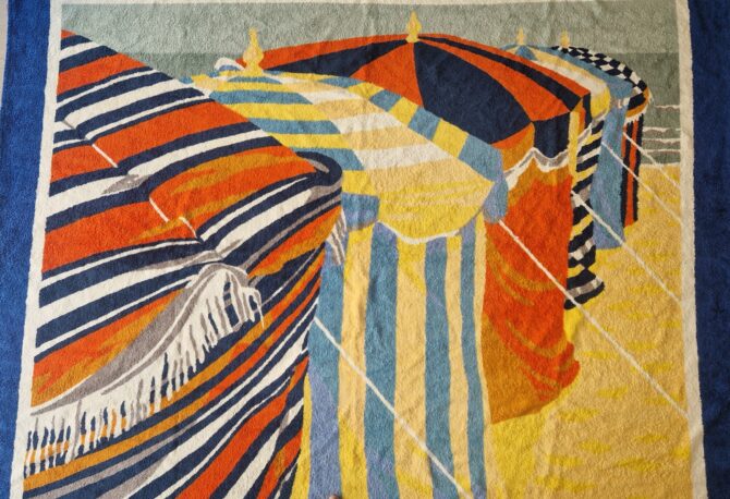 drap de bain Hermès représentant les parasols de deauville - vue complète