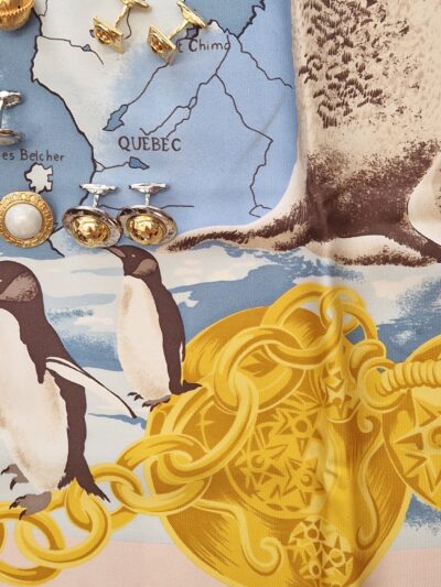 Détail manchots et médaillons dorés Céline – Detail of penguins and Céline golden medallions
