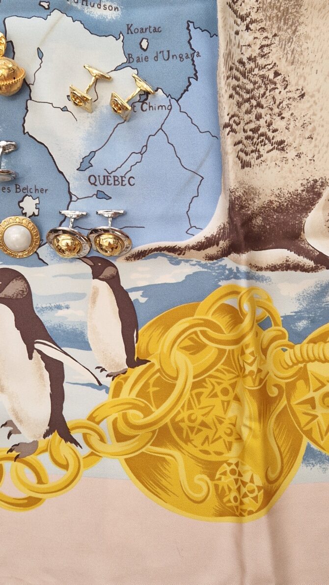 Détail manchots et médaillons dorés Céline – Detail of penguins and Céline golden medallions