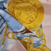 Gros plan sur médaillon doré et phoques – Close-up on golden medallion and seals
