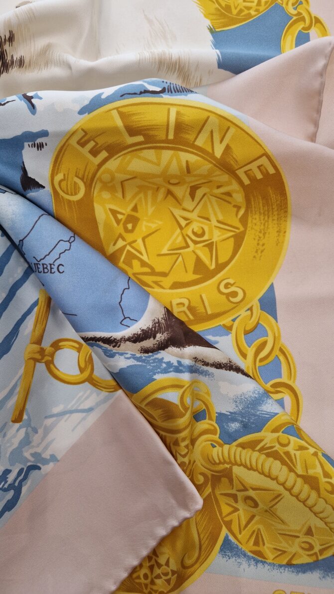 Gros plan sur médaillon doré et phoques – Close-up on golden medallion and seals