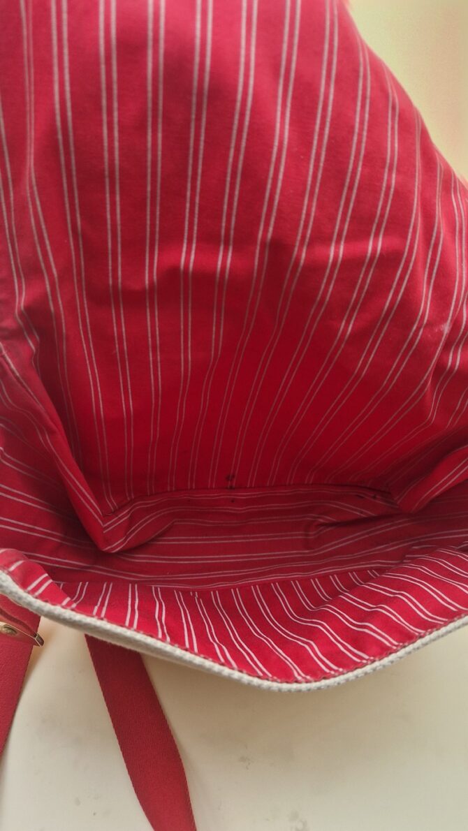 Intérieur rayé rouge du sac Louis Vuitton Antigua Besace PM EN : Red striped lining of Louis Vuitton Antigua Besace PM