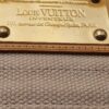 Détail de la plaque Inventeur dorée du sac Louis Vuitton Antigua Besace PM EN : Close-up of the gold Inventeur plaque on Louis Vuitton Antigua Besace PM