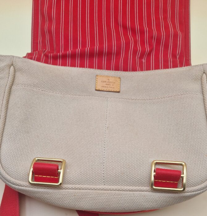 poche avant et Intérieur rayé rouge du sac Louis Vuitton Antigua Besace PM EN : Red striped lining of Louis Vuitton Antigua Besace PM