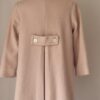 Manteau enfant Dior en laine et cachemire beige, vue de dos avec martingale. EN : Dior children’s lambswool and cashmere beige coat, back view with half-belt.
