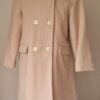 Manteau enfant Christian Dior en laine et cachemire beige vintage, vue de face. EN : Christian Dior vintage children’s lambswool and cashmere coat in beige, front view.
