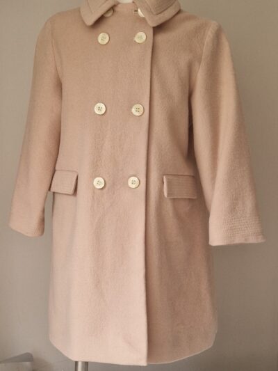 Manteau enfant Christian Dior en laine et cachemire beige vintage, vue de face. EN : Christian Dior vintage children’s lambswool and cashmere coat in beige, front view.