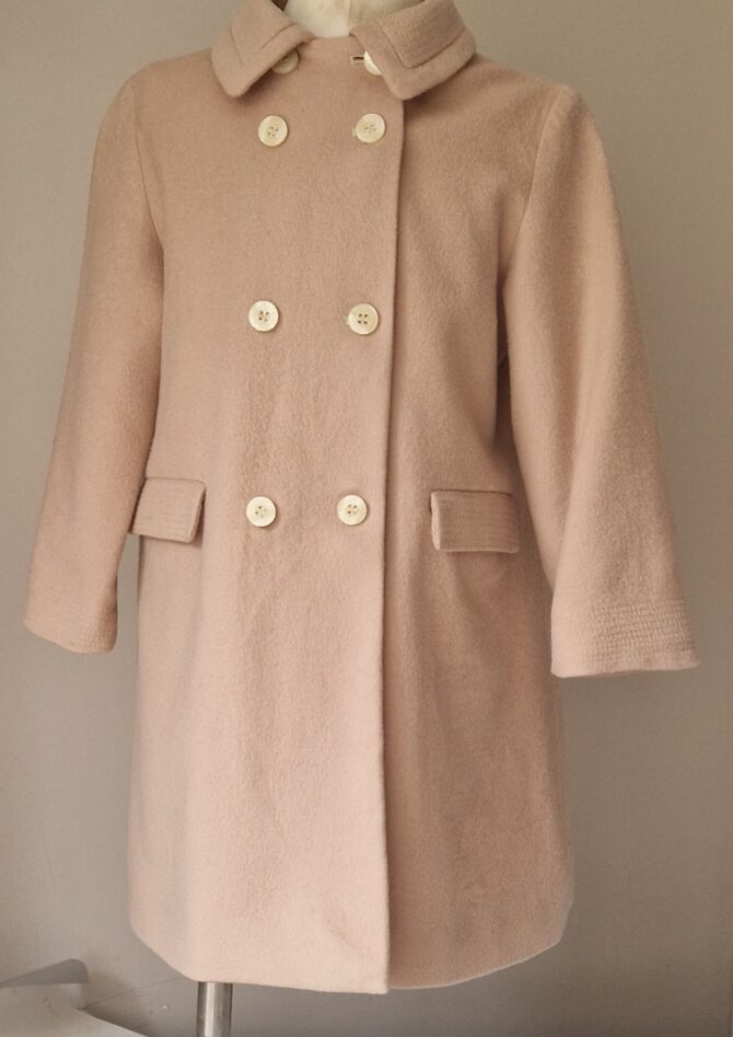 Manteau enfant Christian Dior en laine et cachemire beige vintage, vue de face. EN : Christian Dior vintage children’s lambswool and cashmere coat in beige, front view.