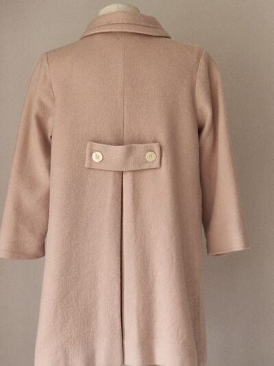 Manteau enfant Dior en laine et cachemire beige, vue de dos avec martingale. EN : Dior children’s lambswool and cashmere beige coat, back view with half-belt.