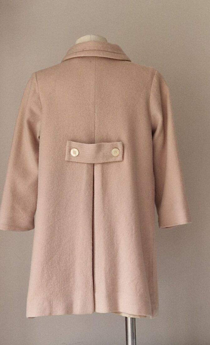 Manteau enfant Dior en laine et cachemire beige, vue de dos avec martingale. EN : Dior children’s lambswool and cashmere beige coat, back view with half-belt.