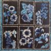 Foulard Jean Dessès en soie vintage, motif floral bleu et blanc sur fond noir, carré 75 cm. EN : Vintage Jean Dessès silk scarf, blue and white floral design on black background, 75 cm square.