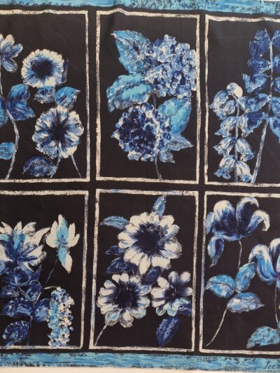 Foulard Jean Dessès en soie vintage, motif floral bleu et blanc sur fond noir, carré 75 cm. EN : Vintage Jean Dessès silk scarf, blue and white floral design on black background, 75 cm square.
