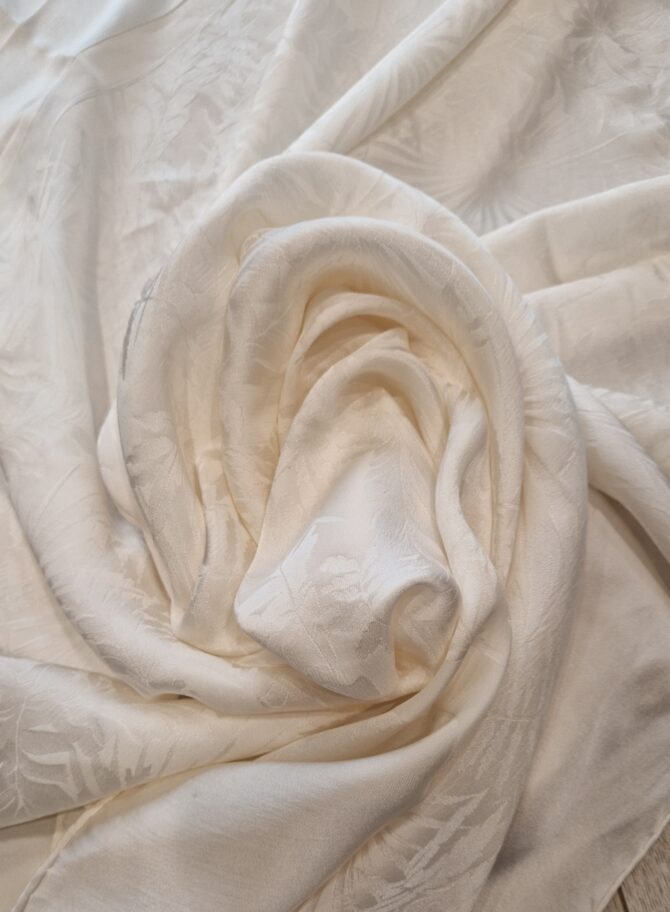 Châle Yves Saint Laurent en soie ivoire, motif jacquard feuillage ton sur ton EN : Yves Saint Laurent ivory silk shawl, tone-on-tone jacquard foliage pattern