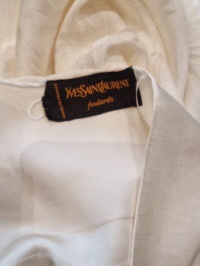 Châle Yves Saint Laurent en soie ivoire, motif jacquard feuillage ton sur ton EN : Yves Saint Laurent ivory silk shawl, tone-on-tone jacquard foliage pattern