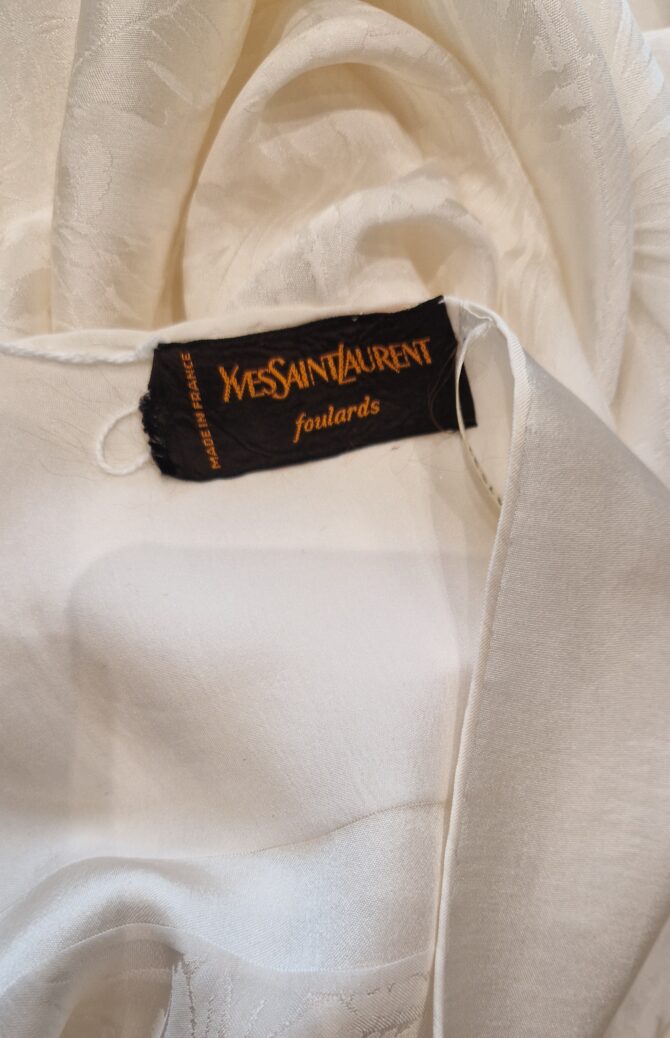 Châle Yves Saint Laurent en soie ivoire, motif jacquard feuillage ton sur ton EN : Yves Saint Laurent ivory silk shawl, tone-on-tone jacquard foliage pattern