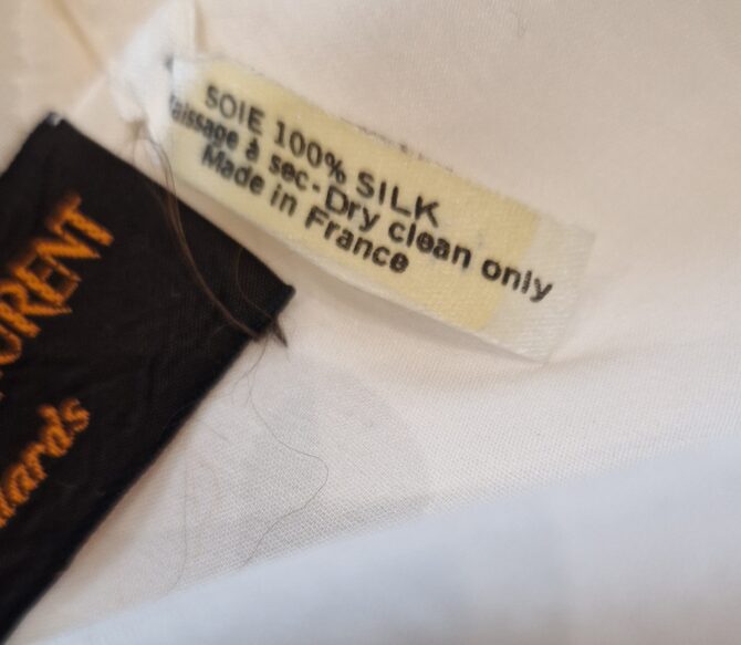 Châle Yves Saint Laurent en soie ivoire, motif jacquard feuillage ton sur ton EN : Yves Saint Laurent ivory silk shawl, tone-on-tone jacquard foliage pattern