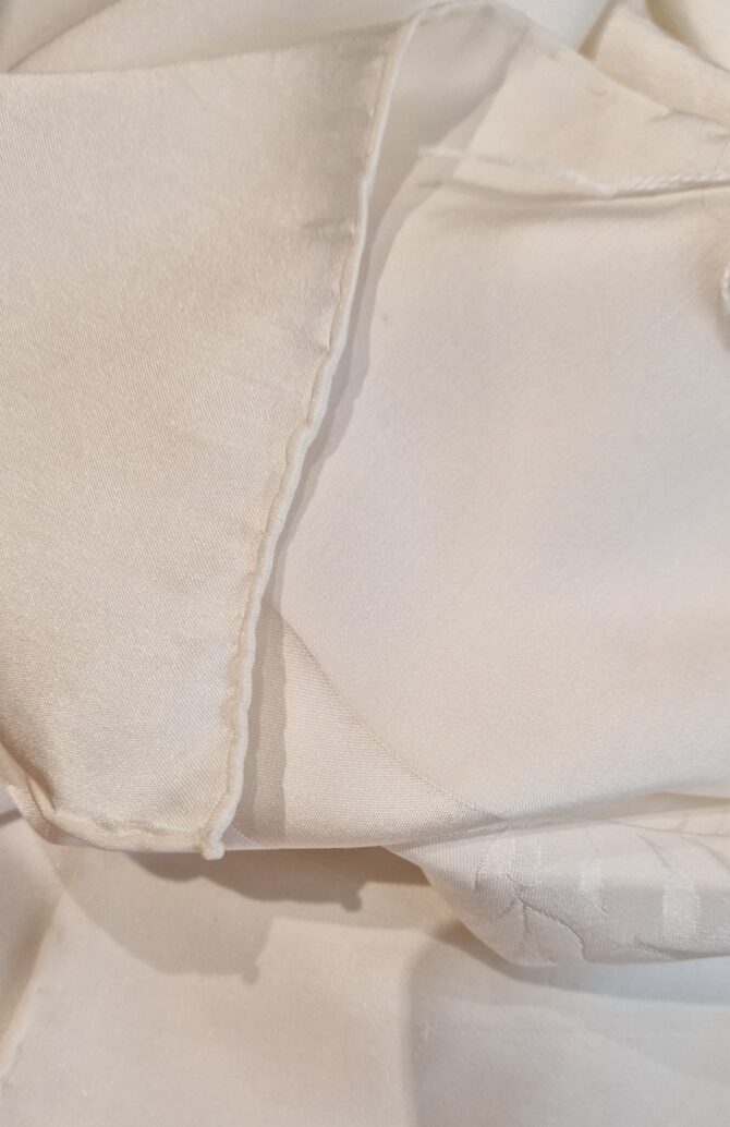 Châle Yves Saint Laurent en soie ivoire, motif jacquard feuillage ton sur ton EN : Yves Saint Laurent ivory silk shawl, tone-on-tone jacquard foliage pattern