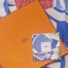 Carré Hermès « Puzzle II » – présenté avec sa boîte orange Hermès et son livret