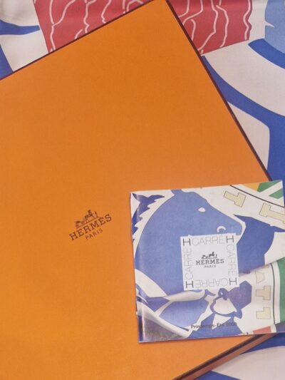 Carré Hermès « Puzzle II » – présenté avec sa boîte orange Hermès et son livret