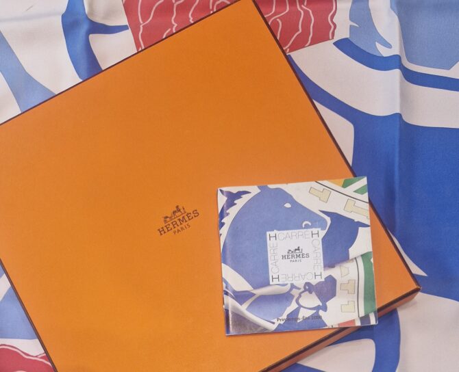 Carré Hermès « Puzzle II » – présenté avec sa boîte orange Hermès et son livret