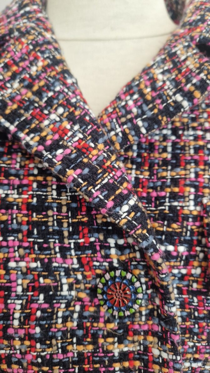 Tailleur jupe Etro en tweed multicolore, vue de face – veste T.40 et jupe T.42 boutons Alt EN : Etro multicolored tweed skirt suit, front view – jacket IT 40 and skirt IT 42 buttons
