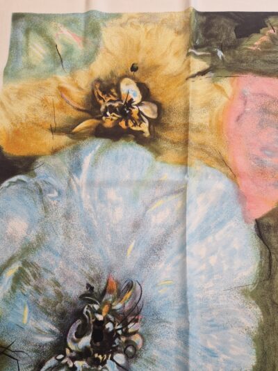 Détail du motif floral coloré sur foulard Pierre Balmain en soie. EN : Close-up of colorful floral pattern on Pierre Balmain silk scarf.