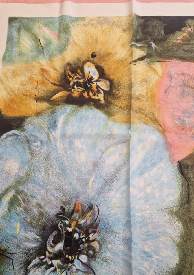 Détail du motif floral coloré sur foulard Pierre Balmain en soie. EN : Close-up of colorful floral pattern on Pierre Balmain silk scarf.