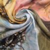 Détail du motif floral coloré sur foulard Pierre Balmain en soie. EN : Close-up of colorful floral pattern on Pierre Balmain silk scarf.