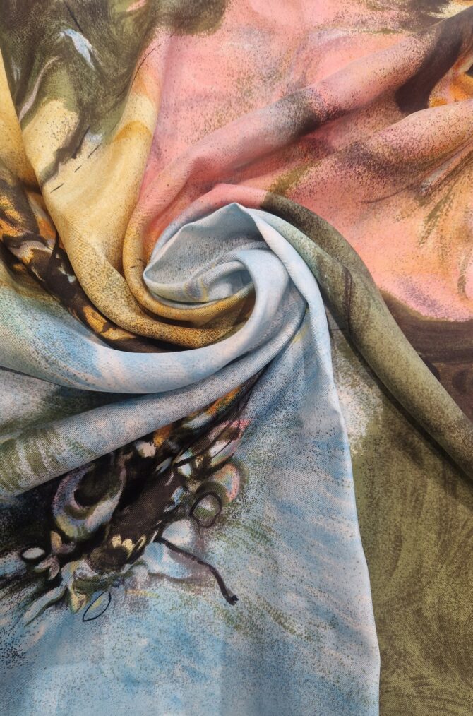 Détail du motif floral coloré sur foulard Pierre Balmain en soie. EN : Close-up of colorful floral pattern on Pierre Balmain silk scarf.