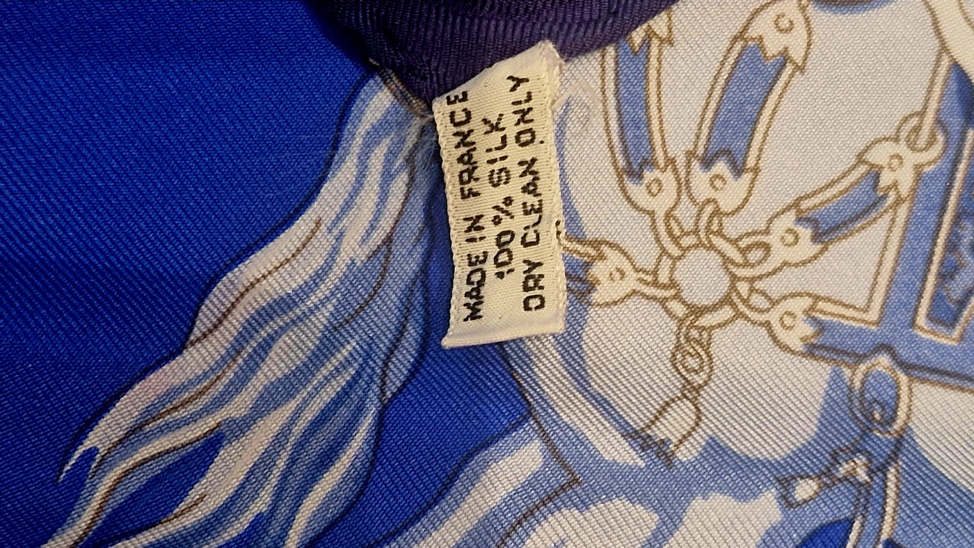 Étiquette de composition soie avec mention Made in France. EN : Silk care tag with Made in France marking.