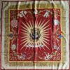 Carré vintage Les Régiments de Cuirassiers en soie rouge et or, vue entière EN : vintage silk scarf Les Régiments de Cuirassiers in red and gold, full view