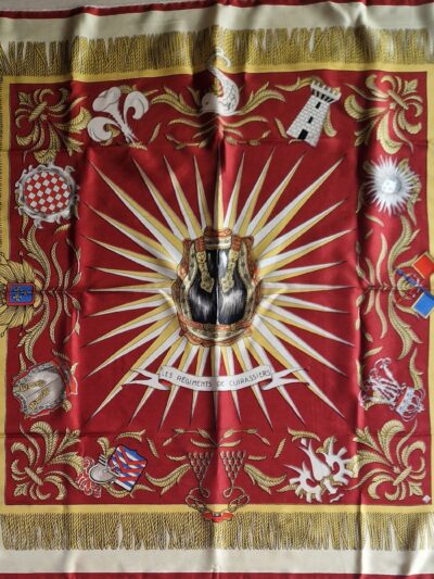Carré vintage Les Régiments de Cuirassiers en soie rouge et or, vue entière EN : vintage silk scarf Les Régiments de Cuirassiers in red and gold, full view