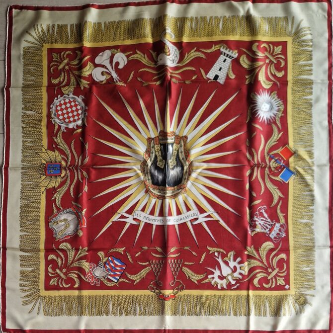 Carré vintage Les Régiments de Cuirassiers en soie rouge et or, vue entière EN : vintage silk scarf Les Régiments de Cuirassiers in red and gold, full view