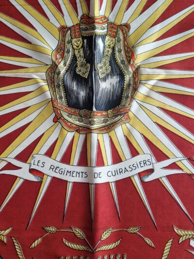 Carré vintage Les Régiments de Cuirassiers en soie rouge et or, vue entière EN : vintage silk scarf Les Régiments de Cuirassiers in red and gold, full view
