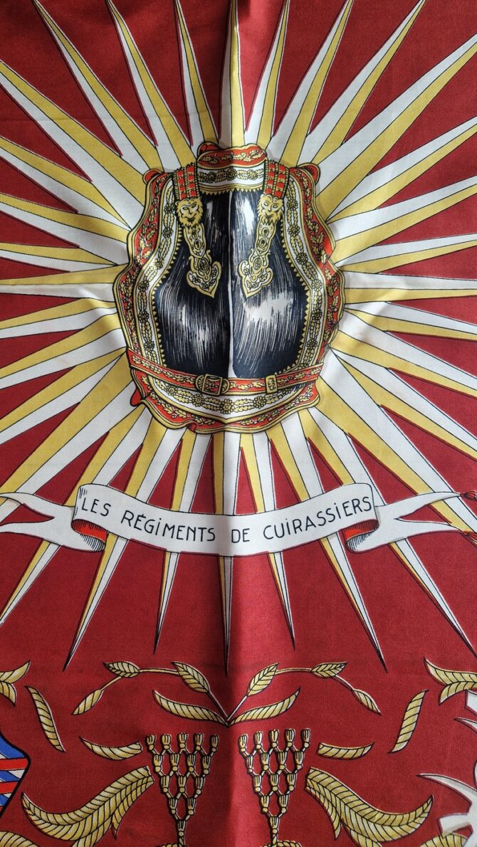 Carré vintage Les Régiments de Cuirassiers en soie rouge et or, vue entière EN : vintage silk scarf Les Régiments de Cuirassiers in red and gold, full view