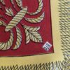 Carré vintage Les Régiments de Cuirassiers en soie rouge et or, vue entière EN : vintage silk scarf Les Régiments de Cuirassiers in red and gold, full view