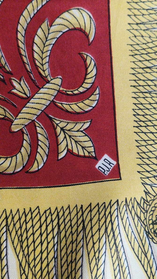 Carré vintage Les Régiments de Cuirassiers en soie rouge et or, vue entière EN : vintage silk scarf Les Régiments de Cuirassiers in red and gold, full view