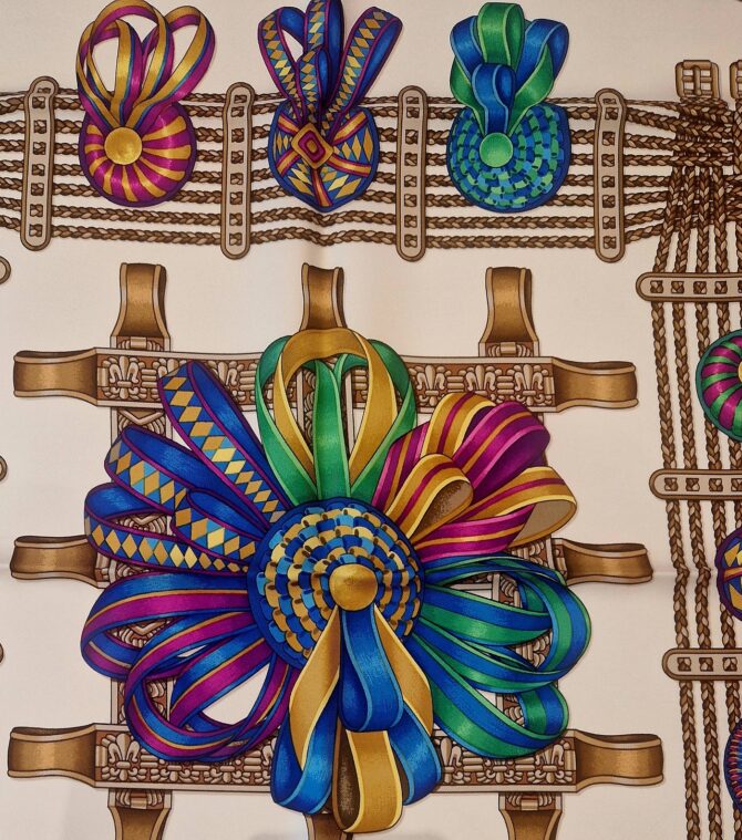 Détail des rubans multicolores et de la signature Hermès Paris sur le carré Les Rubans du Cheval.