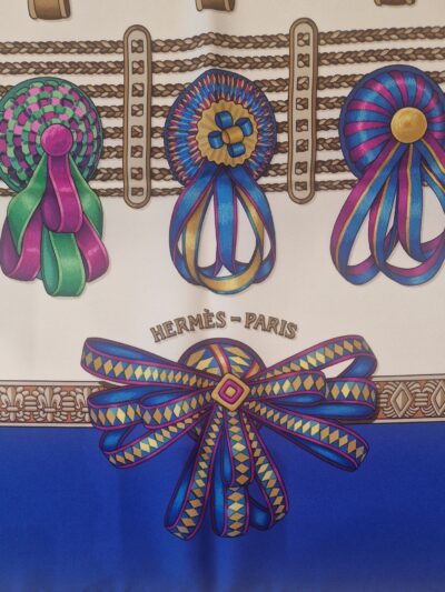Détail des rubans multicolores et de la signature Hermès Paris sur le carré Les Rubans du Cheval.